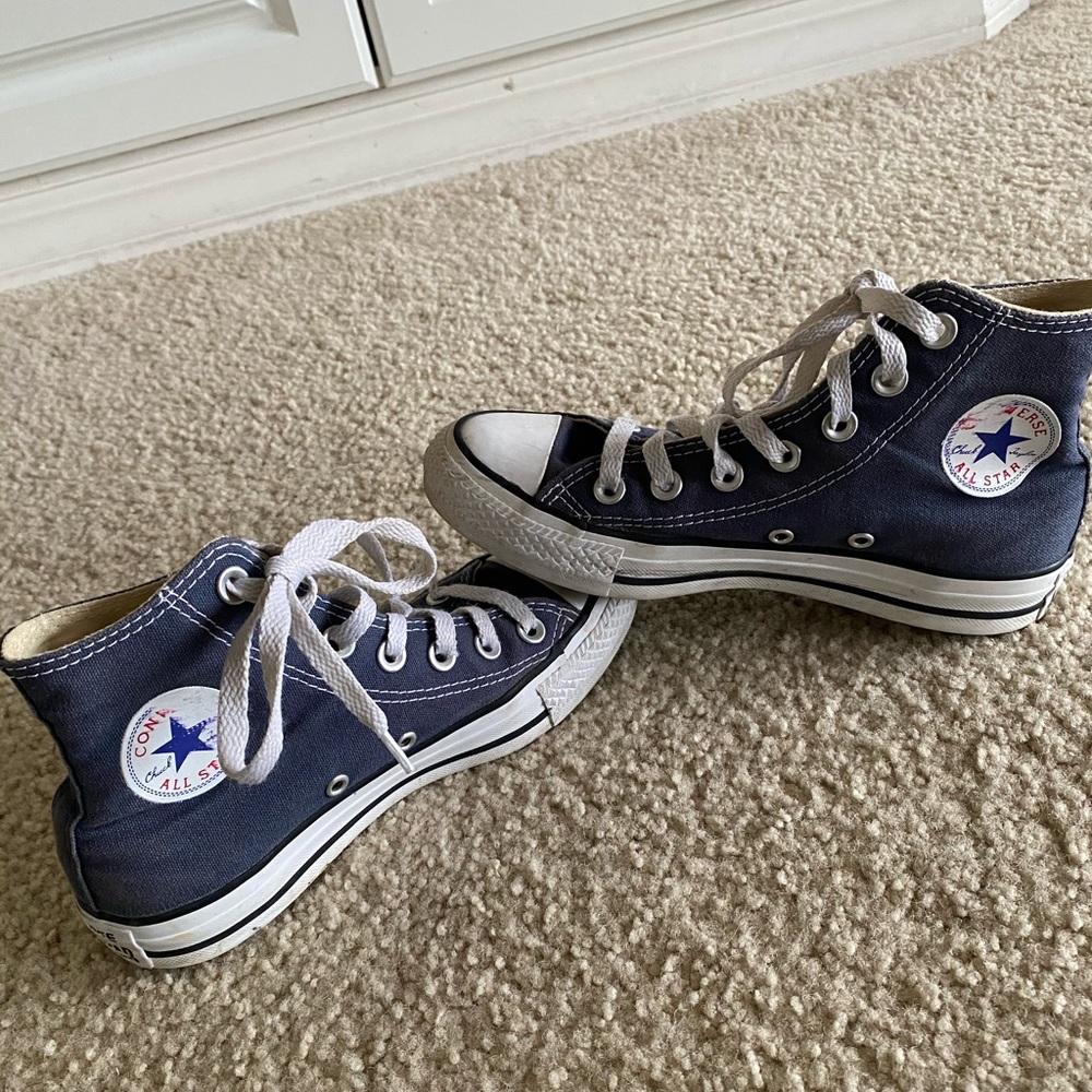 Converse Size 3 Men’s/ 5 Women’s